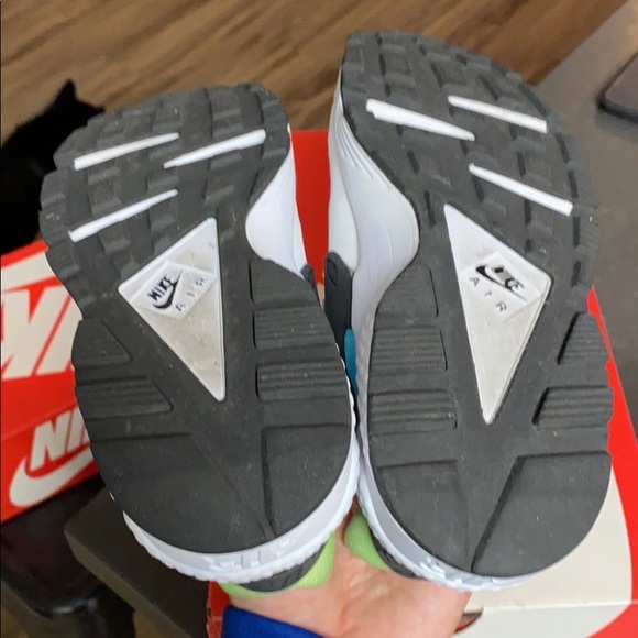 WMNS Nike Air Huaraches - Picture 6 of 7